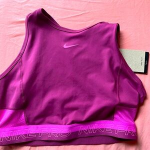 I’m selling a sports bra the brand is Nike,size small,color is magenta
